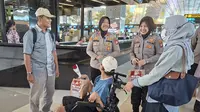 Momen Polwan Bagi-bagi Mawar hingga Mainan ke Penumpang Pesawat di Bandara Soekarno-Hatta