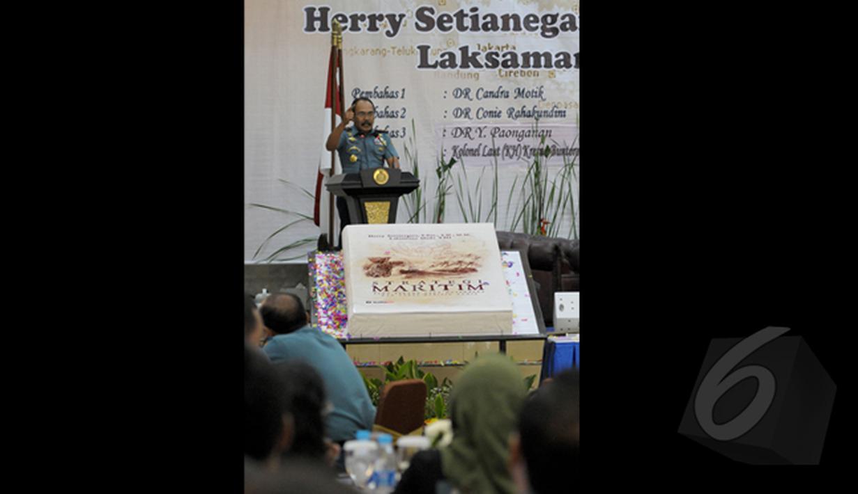 Komandan Seskoal Laksamana Muda TNI, Herry Setianegara meberikan penjelasan saat peluncuran buku berjudul "Strategi Maritim pada Perang Laut Nusantara dan Poros Maritim Dunia", Jakarta, Kamis (5/2/2015). (Liputan6.com/Andrian M Tunay)