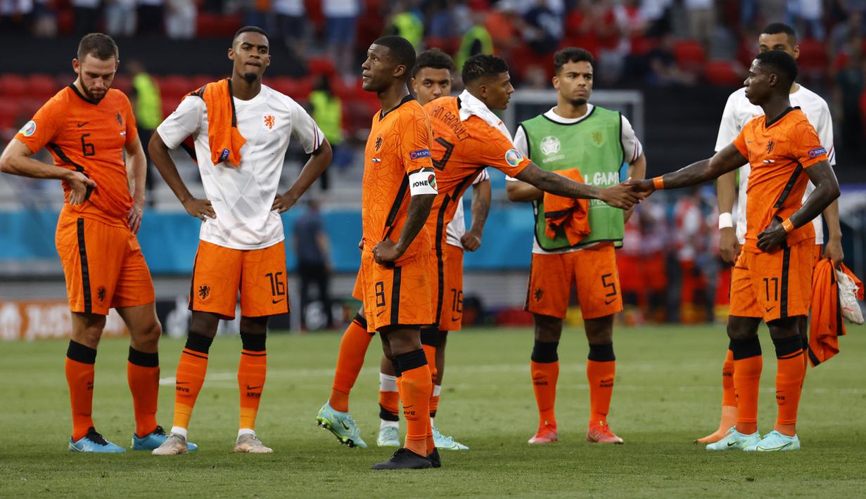 Para pemain timnas Belanda usai pertandingan babak 16 besar Euro 2020 antara Belanda dan Republik Ceko di Puskas Arena, Minggu (27/6/2021). Belanda yang terpaksa bermain dengan 10 pemain setelah turun minum secara mengejutkan disingkirkan Ceko usai kalah 0-2. (Bernadet Szabo/Pool via AP)