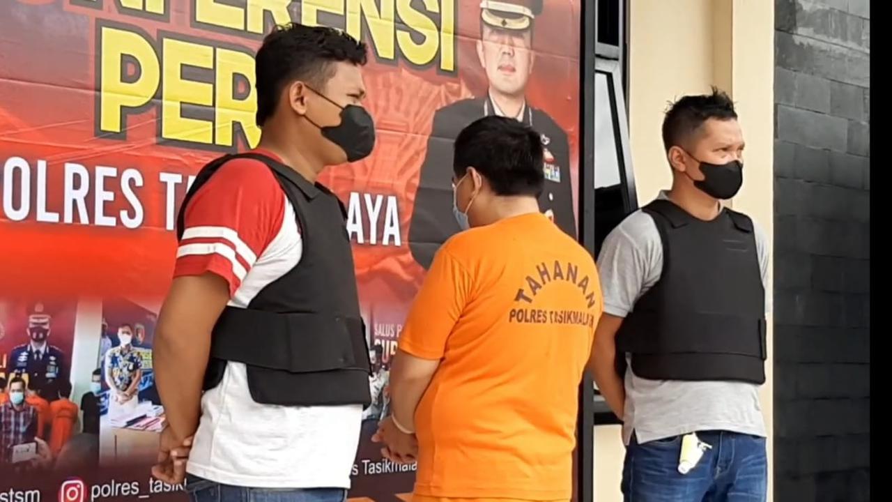 Unit Perlindungan Perempuan dan Anak (PPA) Satreskrim Polres Tasikmalaya, Jawa Barat, akhirnya mengamankan AS (48), oknum guru ngaji, pelaku rudapaksa terhadap tiga santriwati di salah satu pondok pesantren di Tasikmalaya.