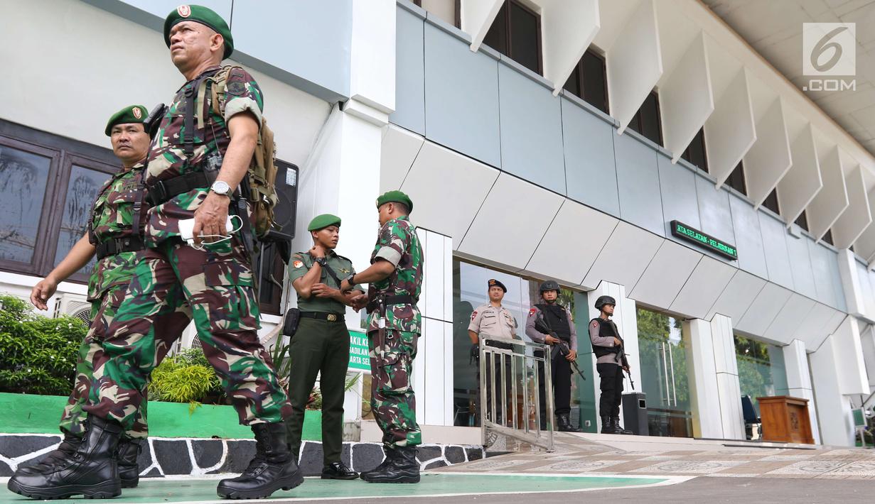 Personel TNI dan Polri melakukan pengamanan di Pengadilan Negeri Jakarta Selatan pada sidang pembacaan vonis terdakwa terorisme Aman Abdurrahman, Jumat (22/6). Polisi mengerahkan 450 personel mengamankan jalannya sidang. (Liputan6.com/Angga Yuniar)