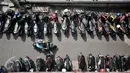 Pengendara motor keluar dari parkiran PD Pasar Jaya Tanah Abang, Jakarta, Senin (1/8). Mulai Agustus, Pemprov DKI melalui Badan Layanan Umum Daerah (BLUD) Perparkiran mengambil alih pengelolaan parkir 15 pasar PD Pasar Jaya. (Liputan6.com/Yoppy Renato)