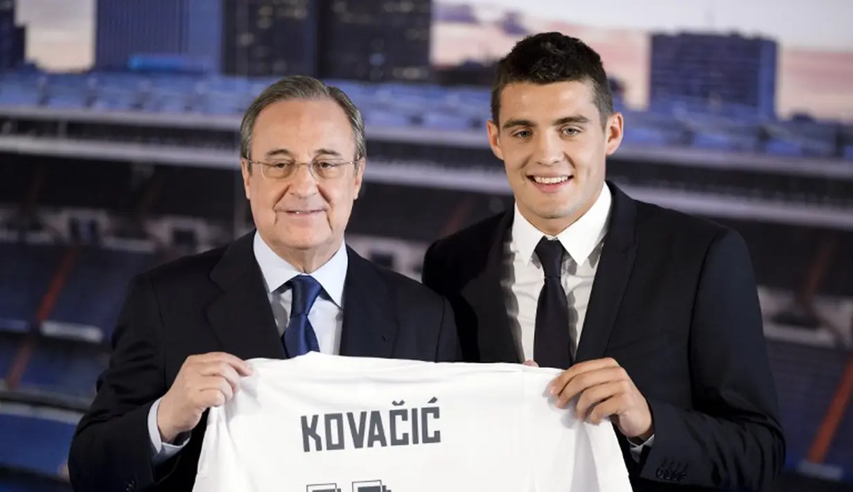 Mateo Kovacic dengan Presiden Real Madrid, Florentino Perez saat diperkenalkan sebagai pemain baru Real Madrid di Stadion Santiago Bernabeu. (19/8/2015). (AFP Photo/Dani Pozo)