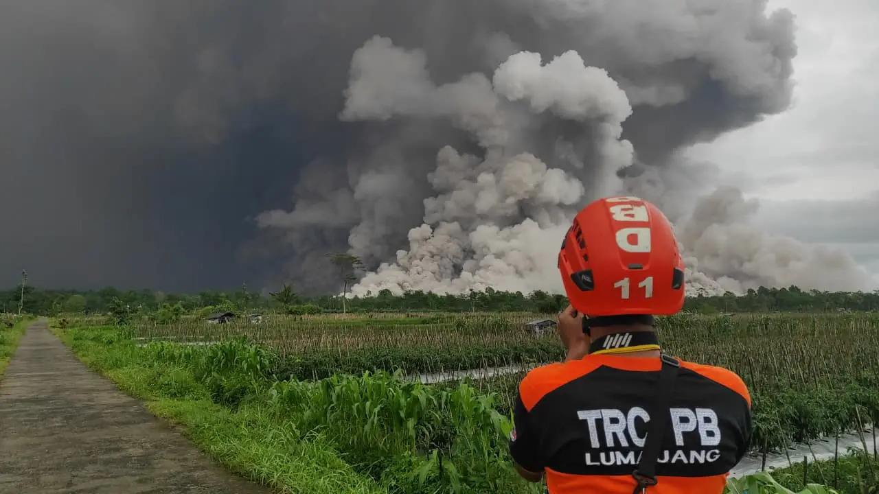 Badan Nasional Penanggulangan Bencana (BNPB) memantau ketat dampak kenaikan status aktivitas vulkanik Gunung Semeru dari level III (Siaga) menjadi level IV (Awas). (Dok: BNPB)