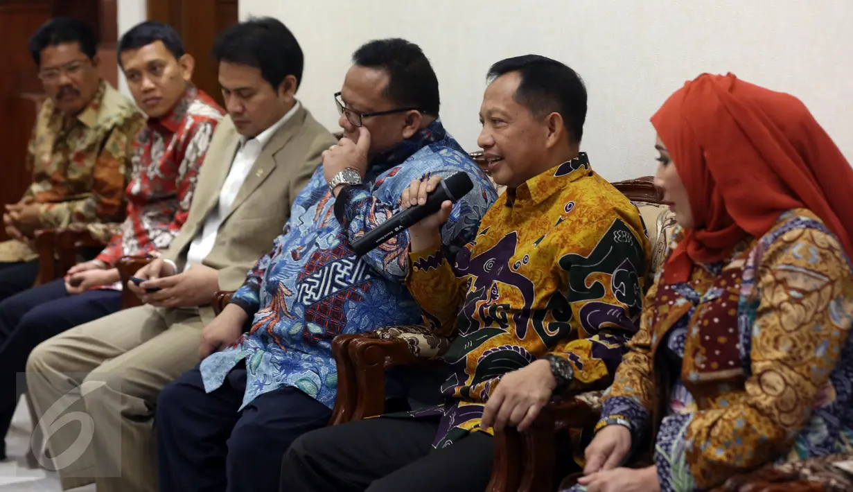 Calon Kapolri Komjen Pol Tito Karnavian bersama istrinya, Tri Suswati (kanan) saat menerima kunjungan Komisi III DPR di kediamannya di Pasar Minggu, Jakarta, Rabu (22/6). Kunjungan ini bagian dari rangkaian seleksi calon Kapolri (Liputan6.com/Johan Tallo)