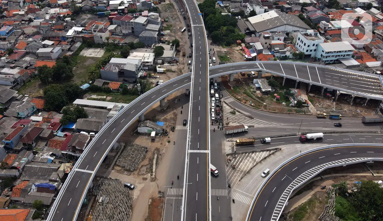 Foto udara Jalan Tol Layang Dalam Kota Kelapa Gading - Pulo Gebang, Jakarta, Sabtu (20/11/2021). Jalan Tol Layang Dalam Kota Kelapa Gading - Pulo Gebang memiliki enam ruas jalan dengan panjang 9,3 kilometer. (merdeka.com/Imam Buhori)