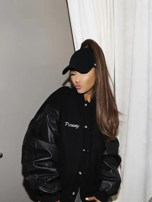 Ariana Grande berpose dengan kiss pose yang membuat dirinya terlihat cute banget! (instagram/arianagrande)