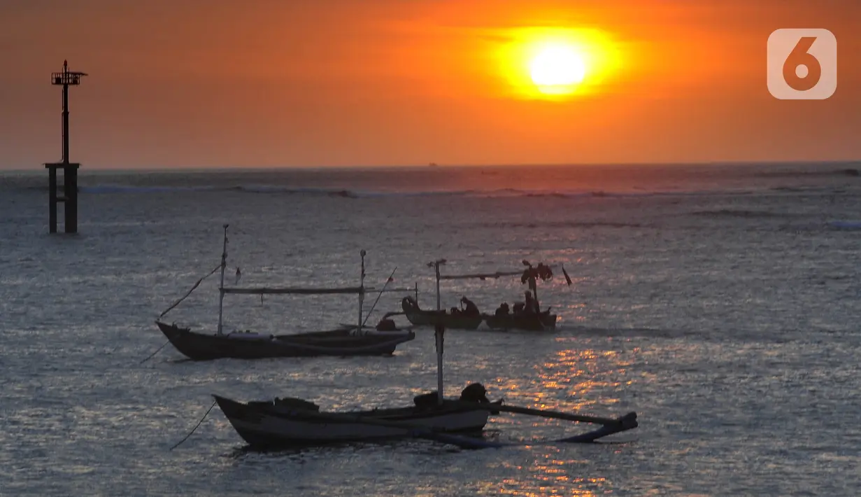 Pemandangan matahari terbenam di Pantai Kedongnan, Bali, Senin (6/9/2021). Masa pandemi dimanfaatkan warga yang kehilangan pekerjaan untuk memancing, dimana hasilnya digunakan sebagai pelengkap lauk makan di rumah. (merdeka.com/Arie Basuki)