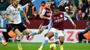 Pemain Aston Villa Leon Bailey (kanan) mengontrol bola di sebelah pemain Manchester United Diogo Dalot (kiri) pada pertandingan sepak bola Liga Inggris di Villa Park, Birmingham, Inggris, 6 November 2022. Aston Villa mempermalukan Manchester United dengan skor 3-1. (AP Photo/Rui Vieira)