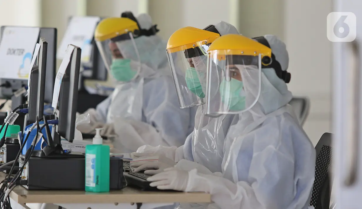 Petugas medis mengenakan alat pelindung diri (APD) saat swab test massal di Rumah Sakit Universitas Indonesia (RSUI), Depok, Jawa Barat, Selasa (2/6/2020). Swab test massal untuk mengantisipasi penyebaran virus corona COVID-19 ini dapat memeriksa 180 orang per hari. (Liputan6.com/Herman Zakharia)