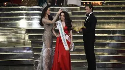 Nguyen Huong Giang saat menerima mahkota dari pemenang tahun lalu dari Thailand Treechada Petcharat pada kontes kecantikan transgender Miss International Queen 2018 di Pattaya, Thailand (9/3). (AFP Photo/Lillian Suwanrumpha)