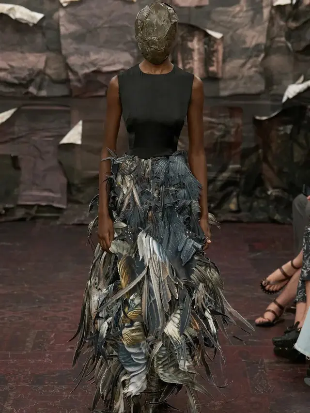 Potret Cate Blanchett Memukau di Venice dengan Gaun ‘Sayap Burung’ yang Dramatis