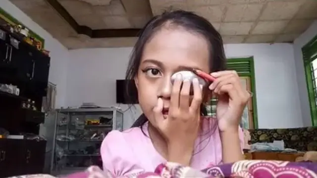 9 Cara Nyeleneh Wanita Bikin Alis, Ada yang Pakai Hanger Jemuran
