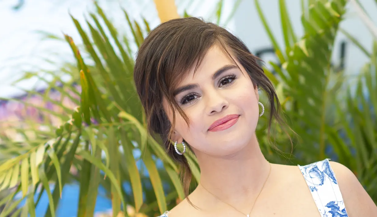 Selena gomez tampil cantik saat menghadiri premier Hotel Transylvania 3 di Los Angeles. (VALERIE MACON / AFP)