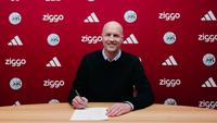 Penasihat teknis Timnas Indonesia, Jordi Cruyff, secara resmi menandatangani kontrak sebagai Direktur Teknik AFC Ajax. (Bola.com/Dok.AFC Ajax).