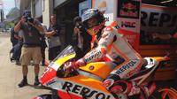 Pebalap Repsol Honda, Marc Marquez, optimistis menjuarai balapan MotoGP Austria setelah merebut pole position, Sabtu (12/8/2017). (Twitter/Repsol Honda)