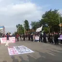 Pendemo di Sukabumi Blokade Jalan dan Bakar Ban