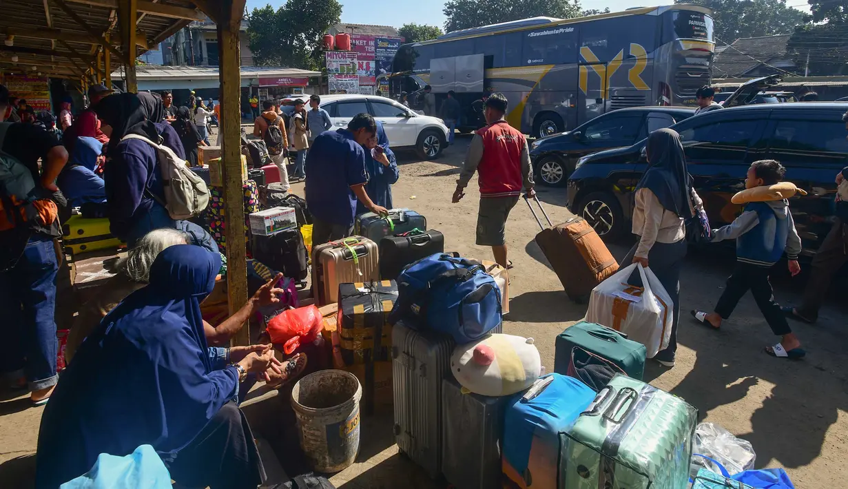 Sementara itu, pemerintah terus memastikan penyelenggaraan arus mudik dan balik Hari Raya Idul Firi 2026 berlangsung aman, lancar, dan nyaman. Tampak dalam foto, para calon penumpang menunggu waktu keberangkatan di Agen Bus Pondok Pinang, Jakarta Selatan, Sabtu (14/3/2026). (merdeka.com/Arie Basuki)