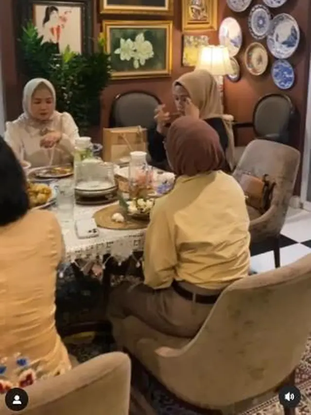 6 Potret Yuni Shara Gelar Arisan, Rumahnya yang Instagramable Curi Perhatian