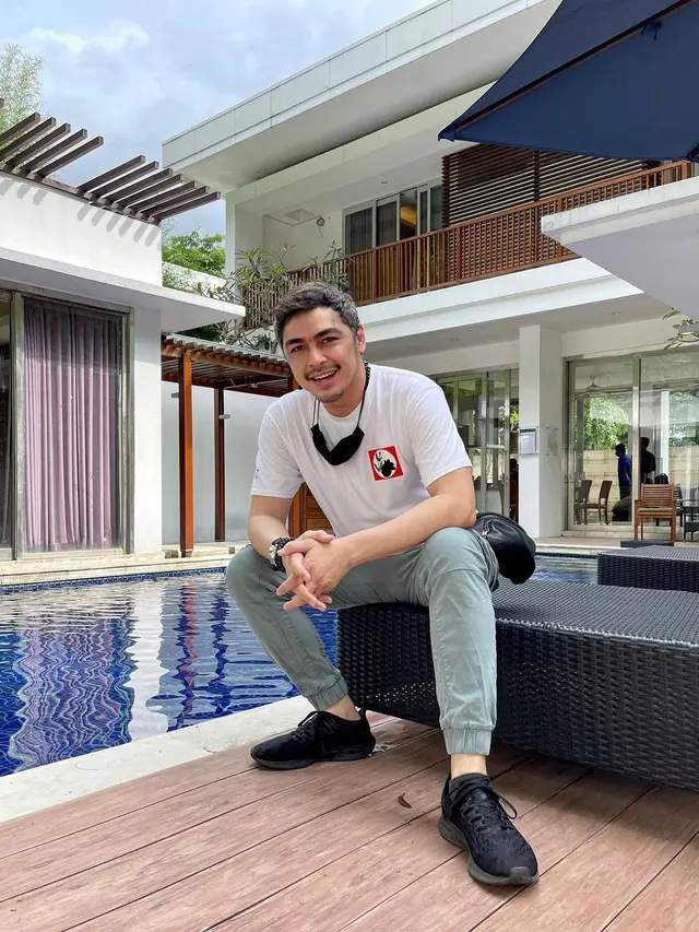 Thomas Djorghi makin terlihat tampan meski usianya tak lagi muda