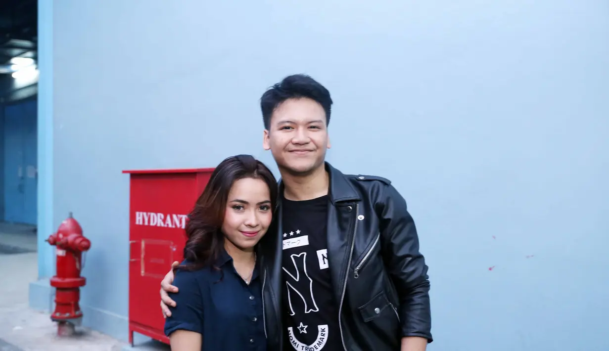 Ilham juga bersyukur dengan kabar tersebut. Dengan beredarnya kabar itu, akhirnya keduanya mendapat tawaran menjadi bintang tamu. Ditambah lagi menjadi banyak yang tahu tentang rencana pernikahannya. (Nurwahyunan/Bintang.com)