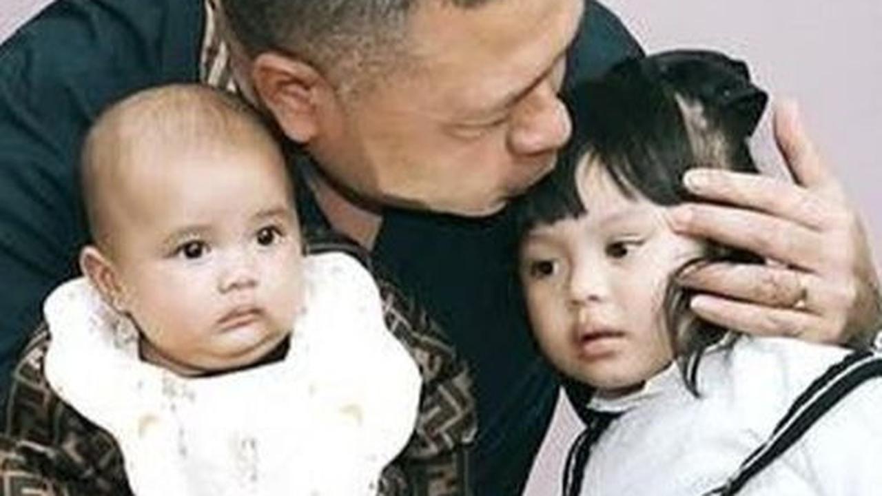 Momen Kehangatan Raul Lemos Bersama Ameena dan Azura, Dua Cucu Cantiknya Gemesin Banget!