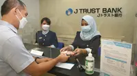 Transaksi di cabang PT Bank JTrust Indonesia Tbk. (Dok J Trust Bank)