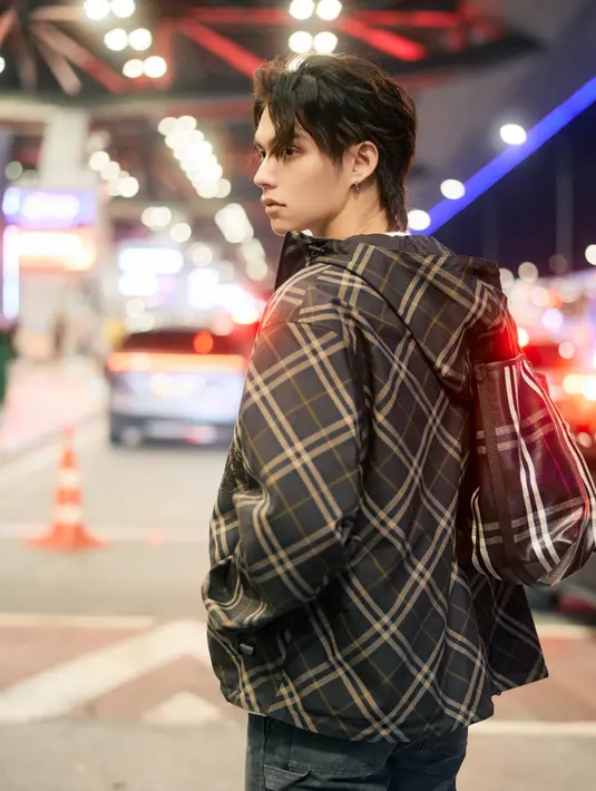 <p>Melengkapi tampilannya dengan aksesori anting-anting model minimalis. Rambut pendeknya terlihat messy dengan gaya poni belah dua. [dok. Burberry]</p>