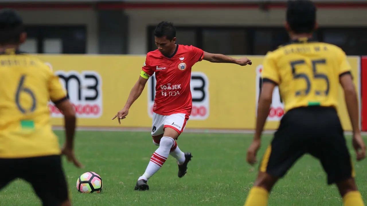 Kapten Persija Jakarta Ismed Sofyan (tengah) menendang bola pada pertandingan Liga 1 melawan Barito Putera di Stadion Patriot, Bekasi, Sabtu (22/4/2017). 