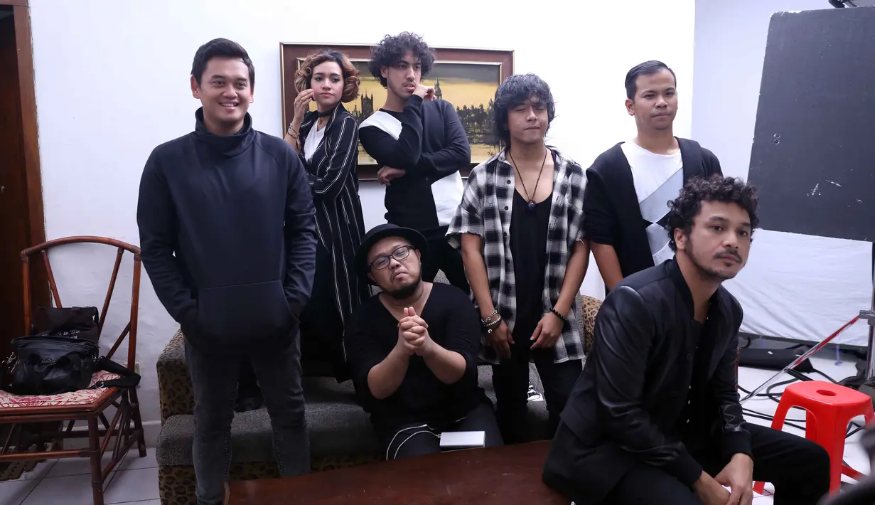 Nidji disela-sela melakukan proses syuting video klip lagu Hancur Aku di lakukan di kawasan Bangka, Kemang, Jakarta Selatan, Rabu (26/4/2017). (Nurwahyunan/Bintang.com)