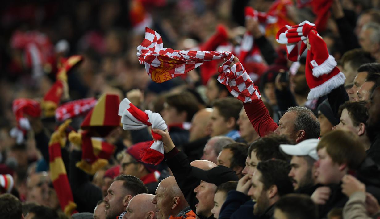Para suporter Liverpool merayakan kemenangan atas Napoli pada laga Liga Champions di Stadion Anfield, Liverpool, Selasa (11/12). Liverpool menang 1-0 atas Napoli. (AFP/Paul Ellis)