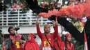 Buruh menyalakan flare saat aksi Hari Buruh di Jalan Medan Merdeka, Jakarta, Senin (5/1). Minta diperbolehkan mendekat ke Istana Negara, buruh menyalakan kembang api dan flare. (Liputan6.com/Yoppy Renato)