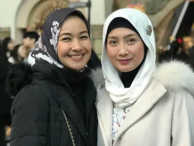 Alya Rohali pertama kali bertemu dengan Desy Ratnasari di lokasi syuting sinetron 'Meniti Cinta'. Kala itu, popularitas Desy disebut sedang berada di puncaknya. Meski begitu, ternyata anggota DPR RI itu sangat humble dan tidak sombong. Alya mengungkapkan, Desy sangat profesional dan tepat waktu dalam bekerja. (Liputan6.com/IG/@arohali)