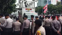 Massa kontra Ahok di depan PN Jakarta Utara, Senin (26/2/2018). (Liputan6.com/Muhammad Radityo Priyasmoro)