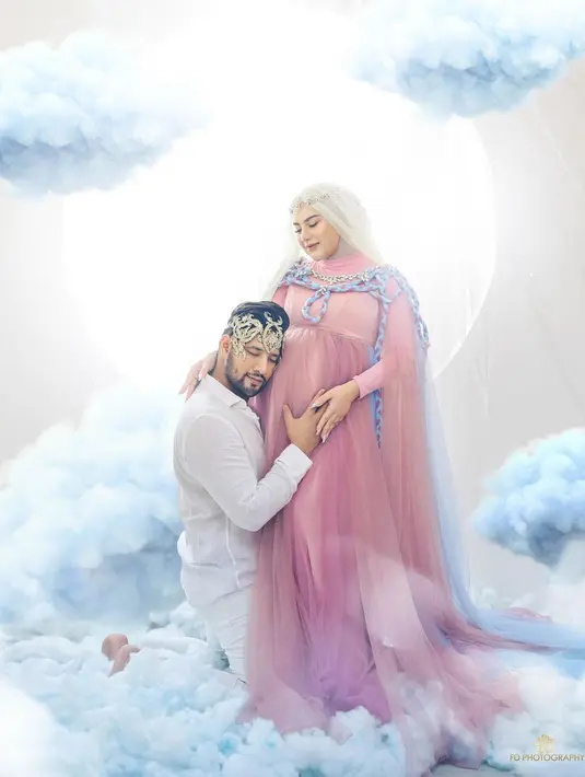 Terlihat Ammar Zoni juga ikut berfoto dalam satu frame dengan mengenakan kemeja dan celana panjang putih. (Foto: Instagram @_irishbella_)