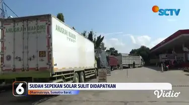 Sepekan terakhir BBM jenis solar mengalami kelangkaan di beberapa SPBU khususnya wilayah Lampung. Para pengemudi bahkan harus antre selama berjam-jam, serta pembeliannya pun dibatasi lantaran SPBU hanya dapat jatah 8 ton per hari. Pertamina klaim sto...