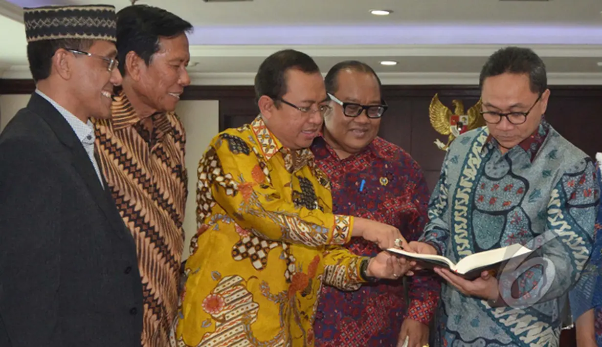 Anggota Presidium ICMI Priyo Budi Santoso (tengah) bersama Ketua MPR RI Zulkifli Hasan (kanan) mengamati buku Tafsir ilmiah Salman, Jakarta, Selasa (3/2/2015). (Liputan6.com/Andrian M Tunay)
