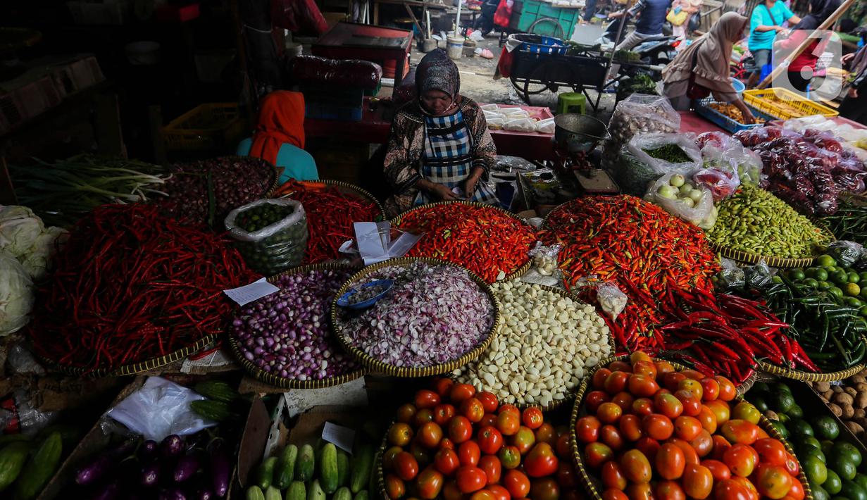 Sementara cabai merah keriting harganya turun Rp2.010 menjadi Rp79.690 per kilogram. (Liputan6.com/Angga Yuniar)