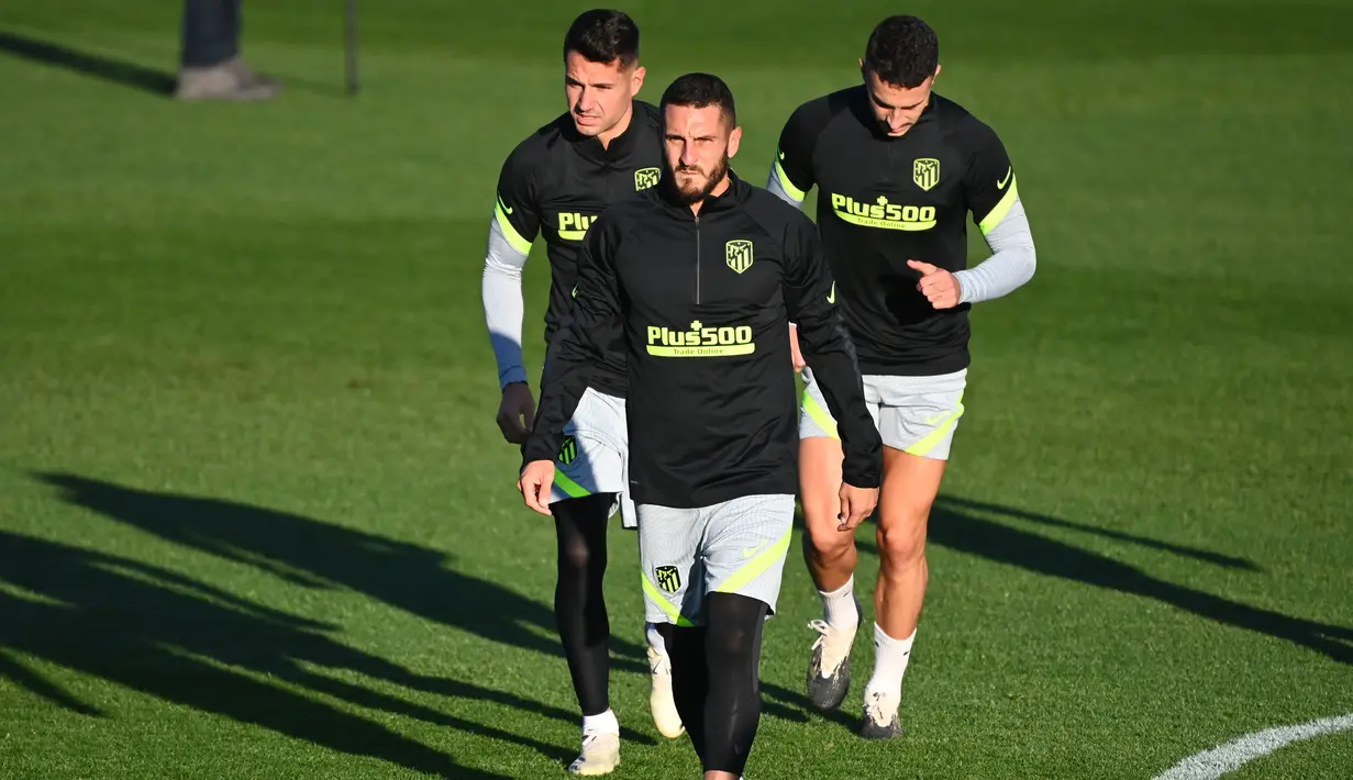 Para pemain Atletico Madrid melakukan pemanasan saat mengikuti latihan tim di Majadahonda, pinggiran Madrid, Spanyol, Senin (26/10/2020). Atletico Madrid akan bertanding melawan Salzburg pada grup A Liga Champions. (AFP/Gabriel Bouys)