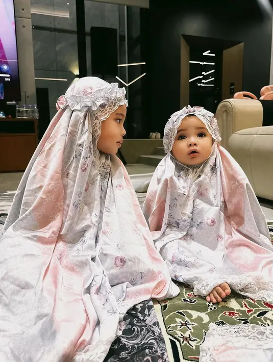 Ameena dan Azura. [Foto: Instagram/attahalilintar]