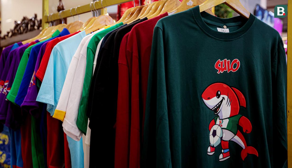 Berbagai barang seperti gantungan kunci, kaos, topi, hingga boneka diperjualkan di sana. (Bola.com/Bagaskara Lazuardi)