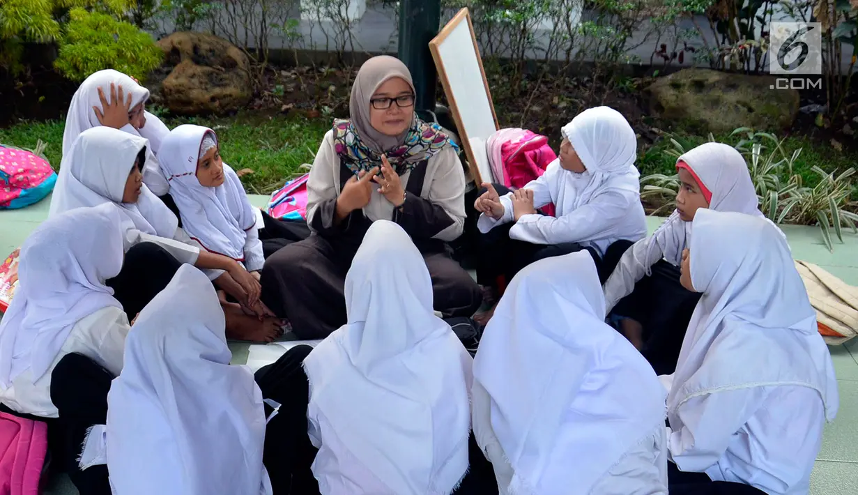 Suasana Pesantren Ramadhan di halaman Masjid Sunda Kelapa, Jakarta, Jumat (9/6). Cap Kaki Tiga memperingati HUT ke-80 tahun  dengan membagikan takjil kepada 10.000 anak Yatim dan Dhuafa di Jakarta dan Surabaya. (Liputan6.com/Johan Tallo)