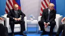 Ekspresi Presiden AS, Donald Trump dan Presiden Rusia Vladimir Putin saat bertemu di KTT G20, di Hamburg, Jerman (7/7). Pertemuan kedua pemimpin negara adidaya ini menjadi sorotan dunia. (AFP Photo/Soul Loeb)