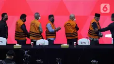 Lima orang tersangka korupsi pengesahan RAPBD Provinsi Jambi Tahun Anggaran 2017-2018 ditahan Komisi Pemberantasan Korupsi (KPK), Jakarta, Senin (8/5/2023). (Liputan6.com/Helmi Fithriansyah)