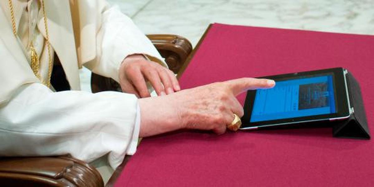 Paus Benediktus XVI main iPad