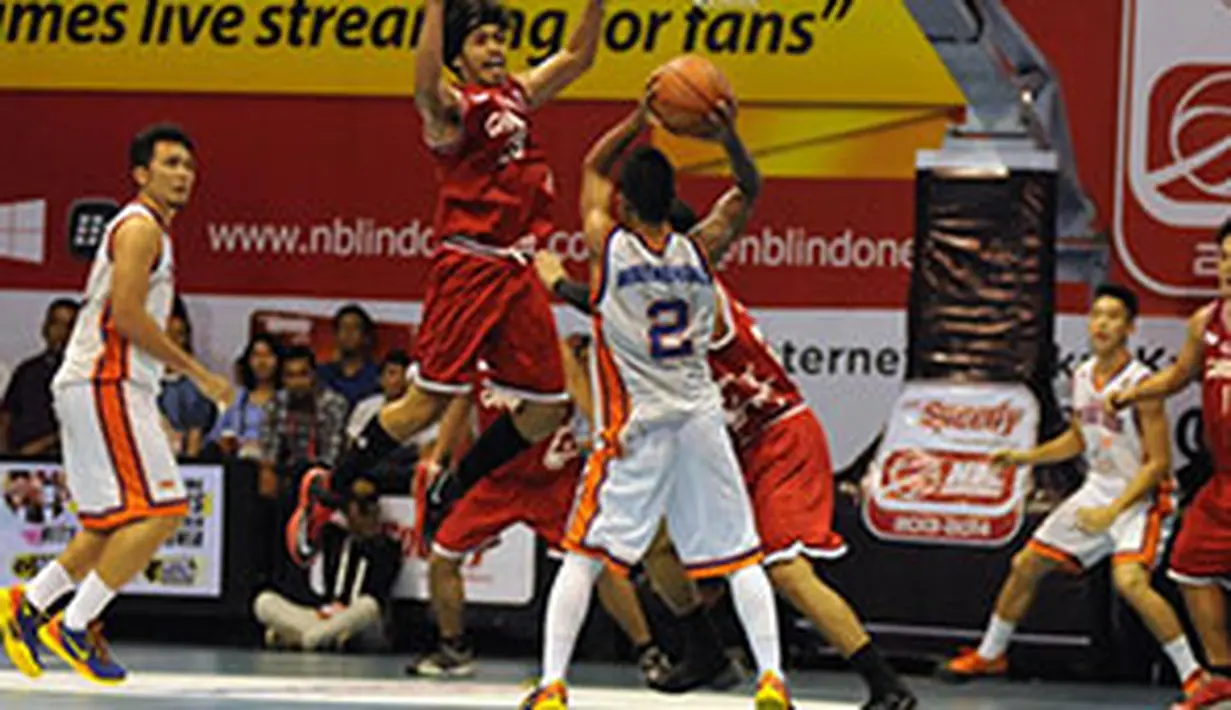 Pebasket Garuda Bandung Jonathan Elyaday (29) mencoba menahan laju serangan pebasket Pelita Jaya Jakarta dalam laga lanjutan NBL yang digelar di Jakarta (Liputan6.com/Helmi Fithriansyah)