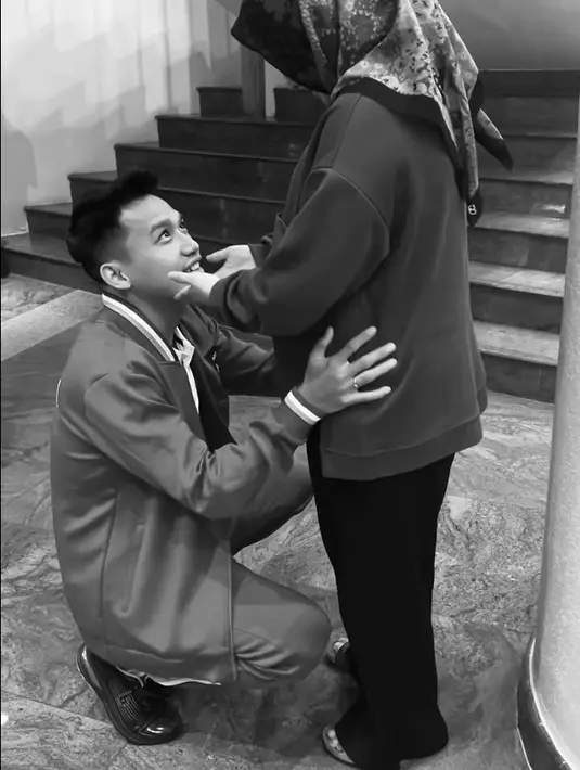 "Tapi baby… kita maafkan ayah yaa, kalau nanti ayah belum pulang saat baby lahir artinya dia punya tugas negara yang penting yang harus dikerjakan.. tapi ayah selalu berdoa untuk kita," sambung Ima. [Instagram/rismahanisulaiman_]