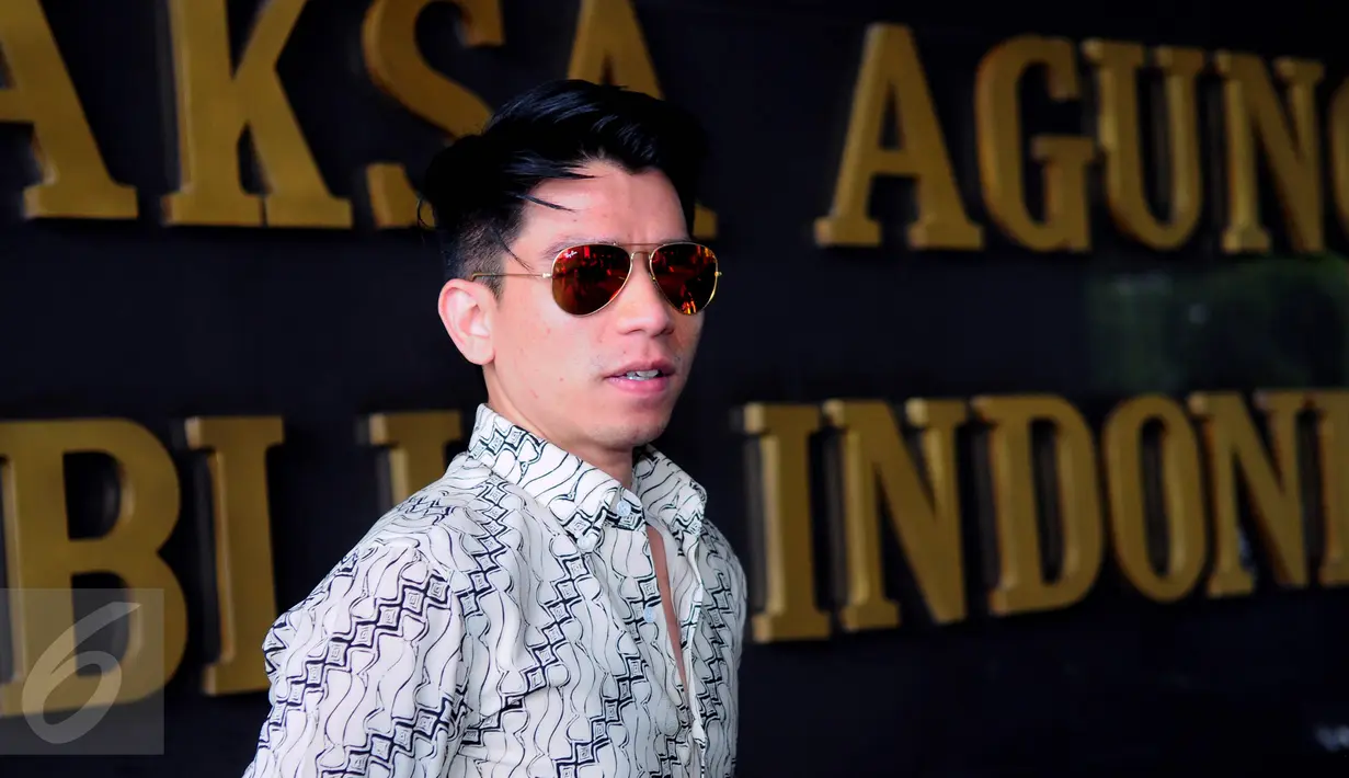 Vokalis grup musik Govinda, Ade saat mendatangi Kejaksaan Agung, Jakarta, Rabu (17/6/2015). Kedatangan Tompi dan anggota PAPRI untuk menyuarakan gerakan anti pembajakan. (Liputan6.com/Faisal R Syam)