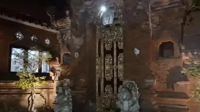 Potret teras rumah Mahalini Raharja yang dipakai untuk acara mepamit (Sumber: YouTube/Tiara Andini)