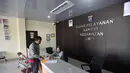 Secara umum, kebijakan WFH diberlakukan bagi ASN di sektor non-layanan publik. Tampak dalam foto, aktivitas pelayanan publik saat penerapan Work From Home (WFH) bagi Aparatur Sipil Negara (ASN) di kantor Kecamatan Limo, Depok, Jawa Barat, Jumat (10/4/2026). (merdeka.com/Arie Basuki)